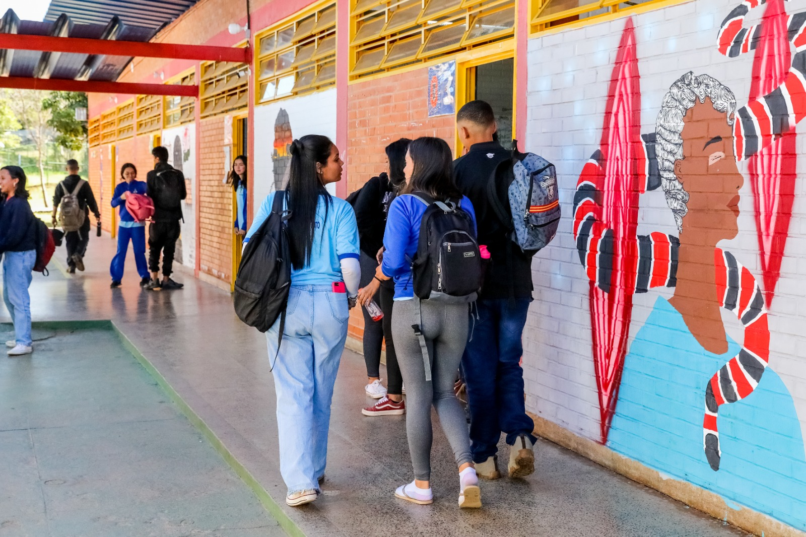 Alunos devem estar atentos às orientações das equipes de trânsito e segurança perto das escolas | Foto: Paulo H. Carvalho/ Agência Brasília