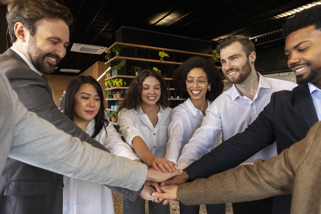 Como Promover Homenagens em Vida para Colaboradores 19 people taking part business event