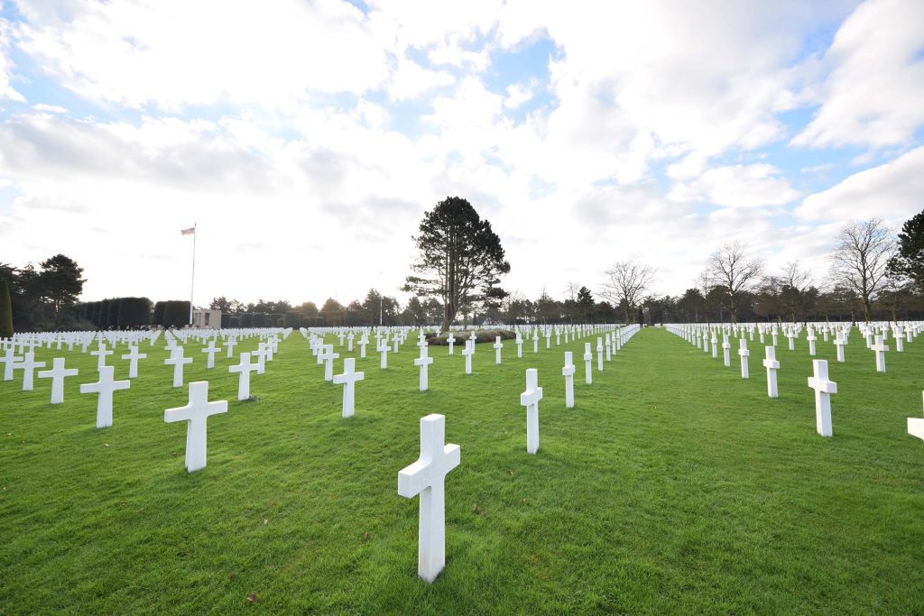 Descubra os Melhores Cemitérios do Brasil e a Importância da Homenagem Póstuma 17 cenario de um cemiterio de soldados que morreram durante a segunda guerra mundial na normandia