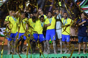 Jogadores da Seleção comemoram conquista da Copa do Mundo de Beach Soccer Créditos: Tullio Puglia - FIFA/FIFA via Getty Images