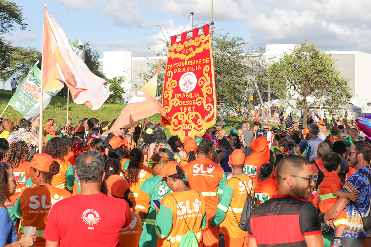 Vestidos de verde e laranja, com acessórios, muito brilho e alegria, mais de 100 garis do Serviço de Limpeza Urbana (SLU) do Distrito Federal animaram o Bloco Vassourinhas na tarde desta segunda-feira de Carnaval | Foto: Joel Rodrigues/Agência Brasília
