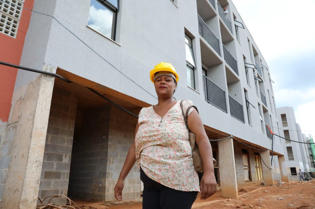 Michele Carneiro vivia nos arredores do Setor de Clubes Esportivos Sul quando foi acolhida pelo GDF; hoje, está prestes a receber as chaves da casa própria, financiada pelo governo | Fotos: Paulo H. Carvalho/ Agência Brasília