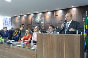 Durante a homenagem, em sessão solene, governador anunciou que GDF investe na infraestrutura do município goiano | Foto: Renato Alves/Agência Brasília