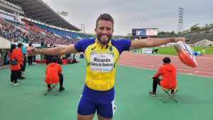 Ricardo Mendonça é campeão mundial nos 100m