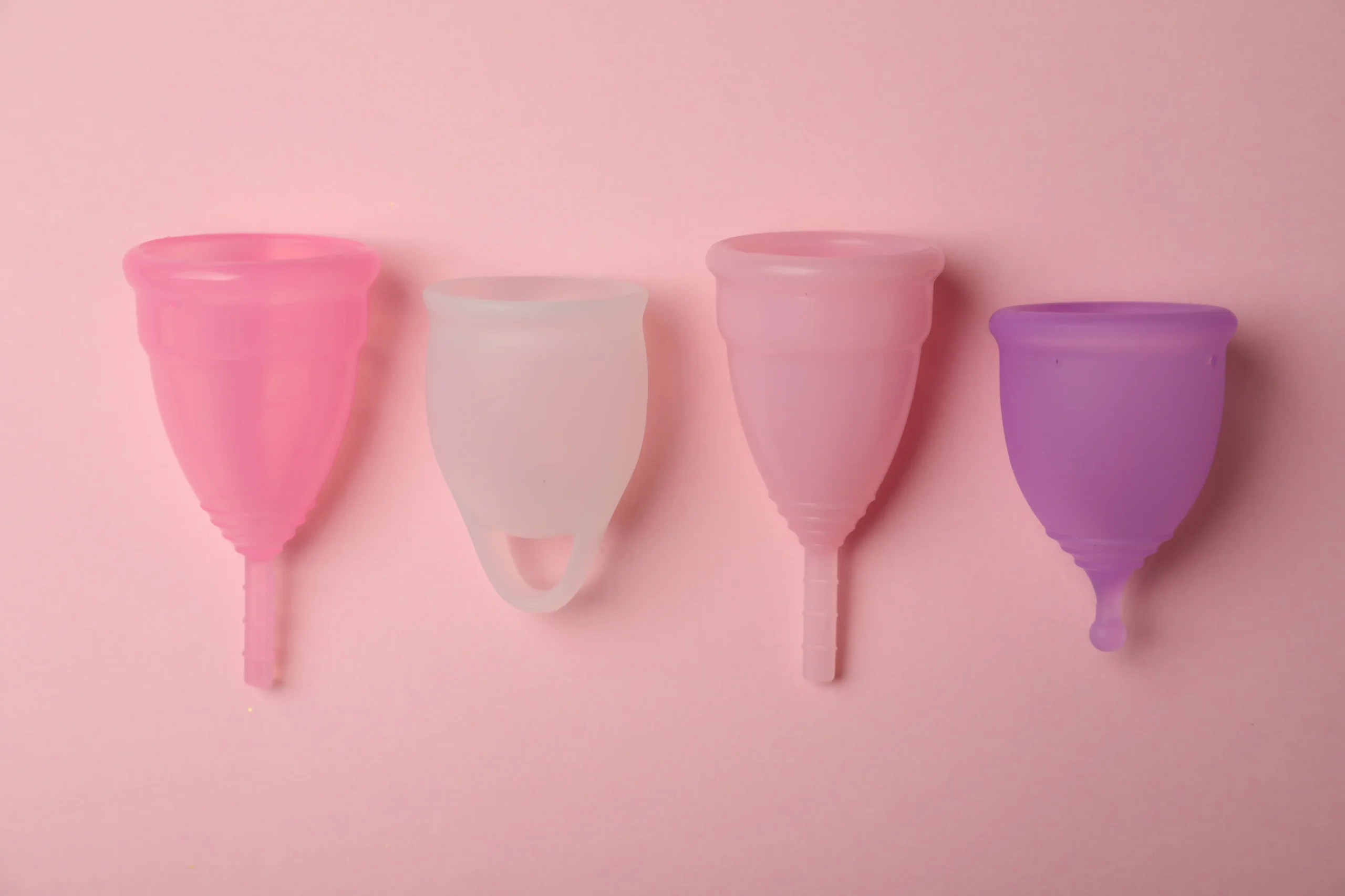 Vários tipos de coletores menstruais