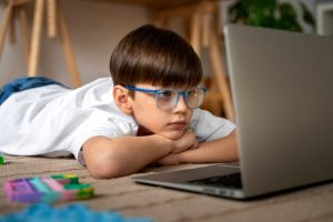 Proteção digital: 34 anos do Estatuto da Criança, com seus desafios e avanços. 2 garotinho assistindo filmes no laptop 23 2150371774