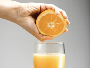Suco de Laranja Restaura a Visão? Mito ou Verdade? Nos últimos anos, diversas informações sobre alimentos com supostas propriedades milagrosas circularam pela internet. Uma dessas afirmações sugere que o suco de laranja poderia restaurar a visão ou melhorar a saúde ocular de forma significativa. Mas será que essa informação é verdadeira ou apenas mais um caso de fake news?