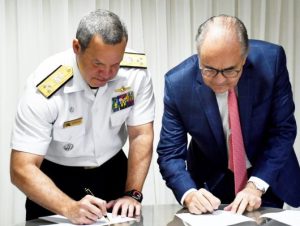 Estudo de usina solar no DF: CEB e Marinha assinam acordo para estudo