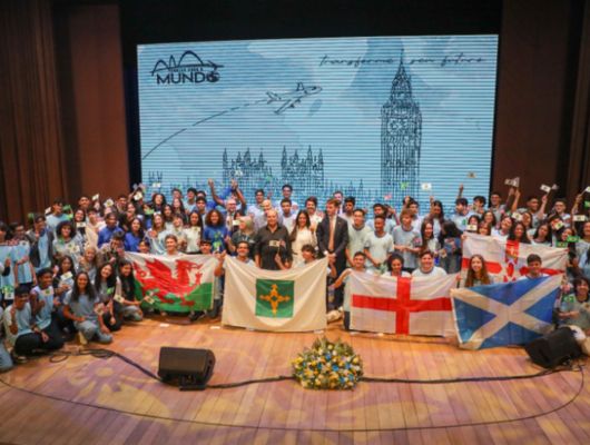 102 Estudantes de escolas públicas viajam para intercâmbio na Inglaterra com programa do GDF