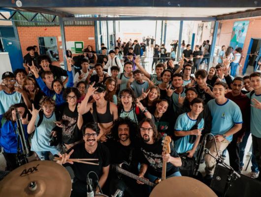 Projeto leva aulas gratuitas de guitarra para 25 jovens da rede pública e ensino especial no DF