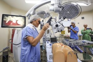 A então governadora em exercício Celina Leão acompanhou a cirurgia-teste do aparelho: “O que há de mais moderno hoje na medicina está chegando ao SUS. Isso significa mais qualidade, mais segurança e mais dignidade para quem precisa do atendimento público de saúde” | Foto: Joel Rodrigues/Agência Brasília