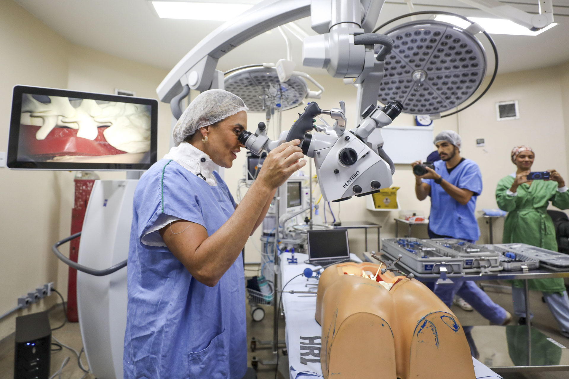 A então governadora em exercício Celina Leão acompanhou a cirurgia-teste do aparelho: “O que há de mais moderno hoje na medicina está chegando ao SUS. Isso significa mais qualidade, mais segurança e mais dignidade para quem precisa do atendimento público de saúde” | Foto: Joel Rodrigues/Agência Brasília