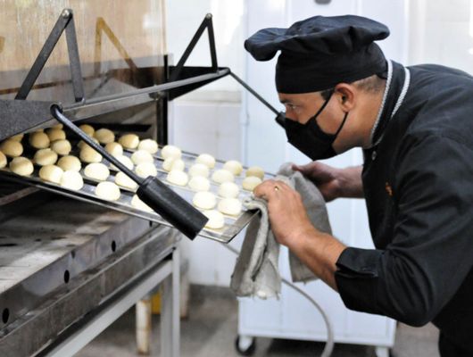 Curso gratuito de panificação e gastronomia tem 50 vagas disponíveis 