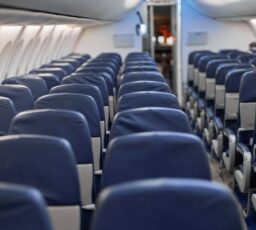 Passageira relata conduta sexual em voo da United