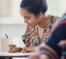 Estudante em imagem de divulgação sobre o Enem