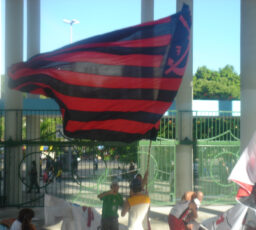 Bandeira rubro-negra do Flamengo na entrada do Maracanã; foto de arquivo de 2006.