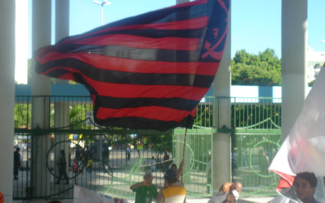 Bandeira rubro-negra do Flamengo na entrada do Maracanã; foto de arquivo de 2006.