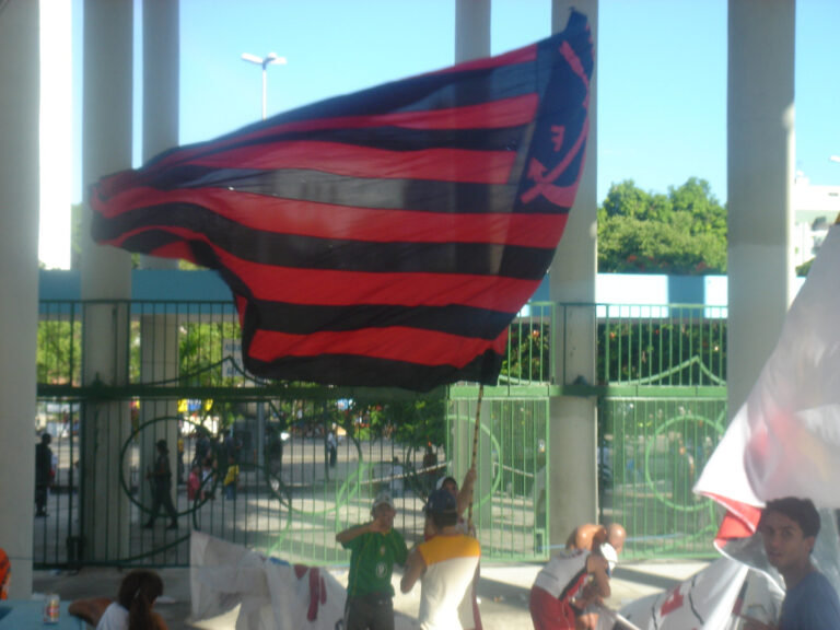 Bandeira rubro-negra do Flamengo na entrada do Maracanã; foto de arquivo de 2006.